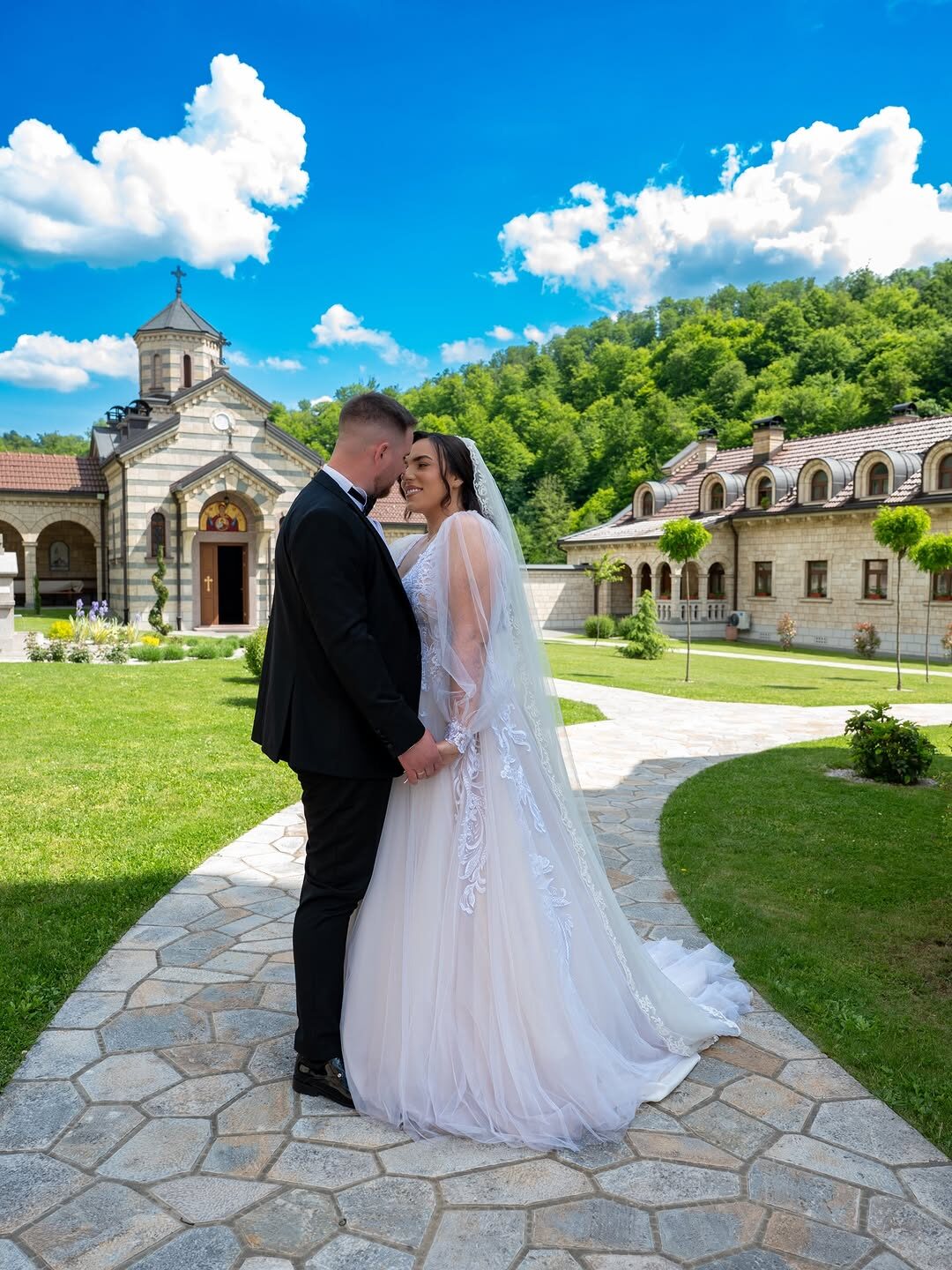 Vjenčanje kod manastira